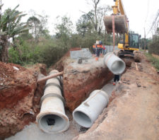 Prefeito vistoria obras de infraestrutura no Casa Branca e Jardim Nena
