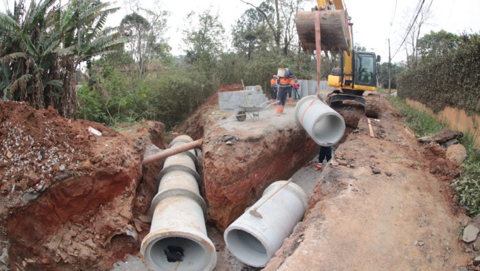 Prefeito vistoria obras de infraestrutura no Casa Branca e Jardim Nena