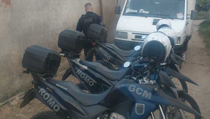 Caminhão roubado é localizado pela GCM no Rio Abaixo