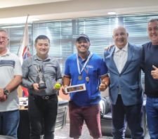 Prefeito recebe atleta paralímpico de tênis em seu gabinete