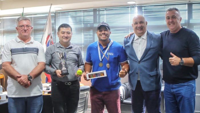 Prefeito recebe atleta paralímpico de tênis em seu gabinete