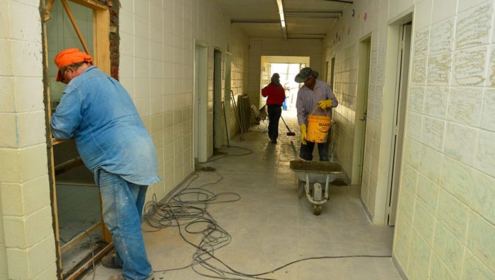 Prefeito vistoria obra de reforma da UBS do Jardim Vitória