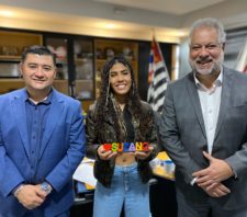 Prefeito parabeniza suzanense que conquistou vaga na final do programa ‘Canta Comigo Teen’