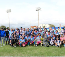 Prefeito e primeira-dama prestigiam final de torneio feminino de futebol