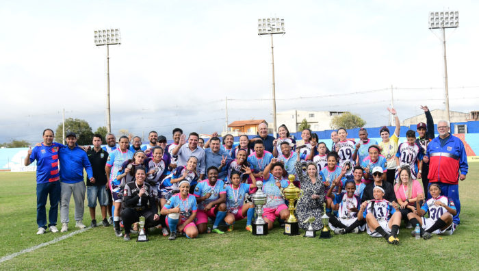 Prefeito e primeira-dama prestigiam final de torneio feminino de futebol
