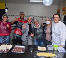 Surdos e ouvintes participam de curso de brigadeiro e beijinho gourmet no Saspe