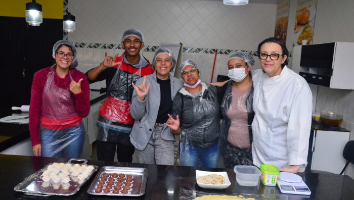 Surdos e ouvintes participam de curso de brigadeiro e beijinho gourmet no Saspe