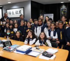 Alunos do 4º ano do Colégio Lumbini entrevistam prefeito de Suzano