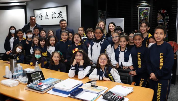 Alunos do 4º ano do Colégio Lumbini entrevistam prefeito de Suzano