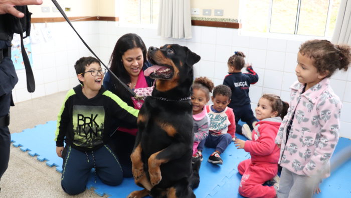 Canil faz apresentação em escola municipal do Boa Vista