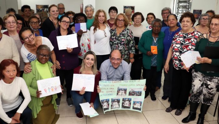 Alunos da rede municipal escrevem cartas aos idosos em alusão ao Setembro Amarelo