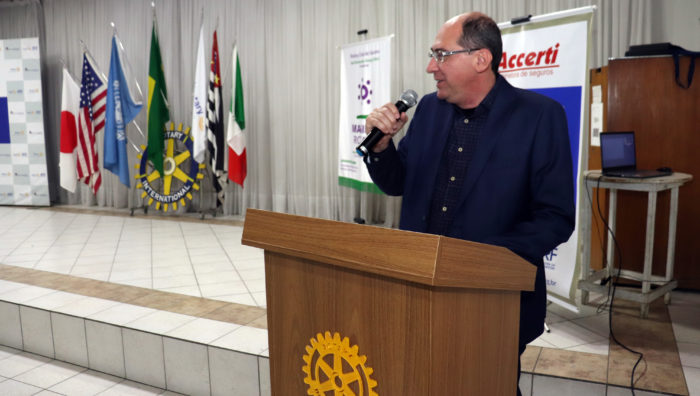 Secretário Leandro Bassini palestra sobre educação no Rotary Club