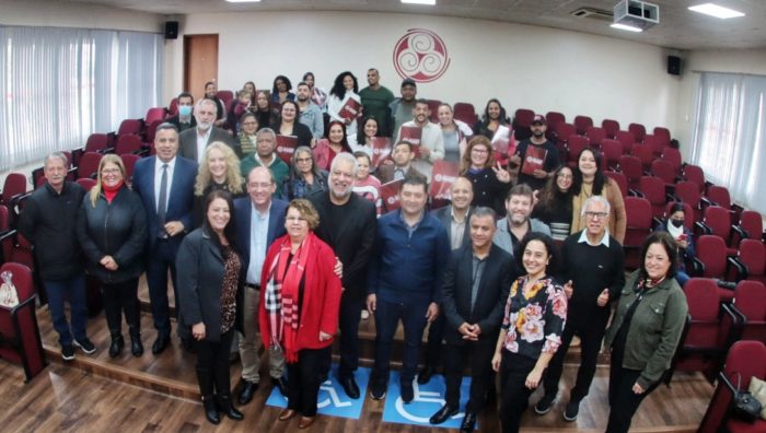 Prefeito participa de solenidade de concessão de bolsas de estudo