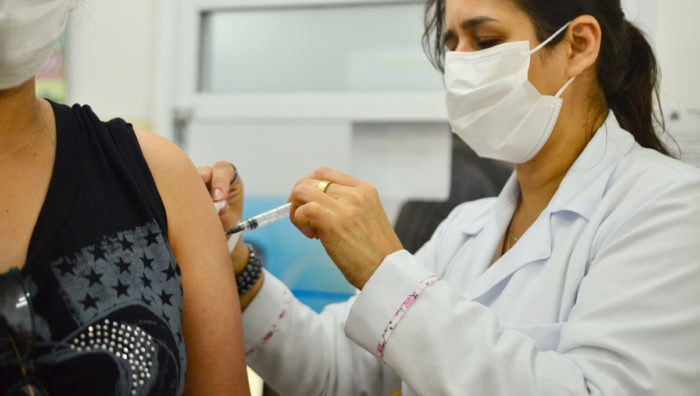 Suzano inicia aplicação de 2ª dose de reforço no público de 18 anos ou mais