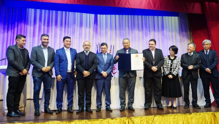 Prefeito de Suzano prestigia entrega de título a presidente do Bunkyo