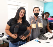 Alunos do Saspe participam de curso para criação de calçados artesanais