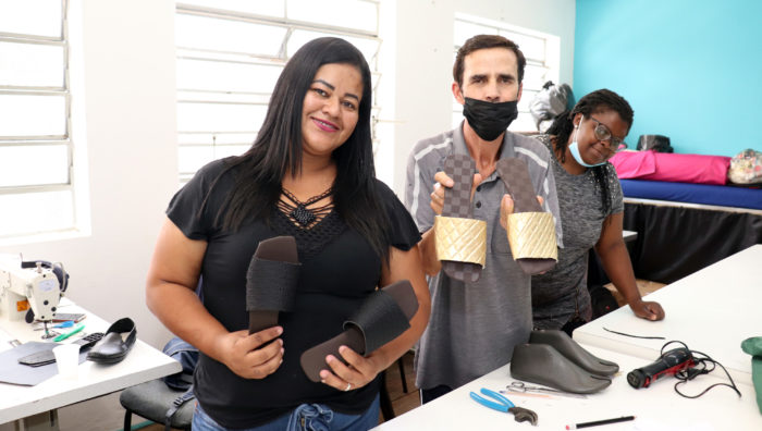 Alunos do Saspe participam de curso para criação de calçados artesanais
