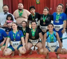 Luciana Watanabe é premiada em campeonato sul-americano de Sumô