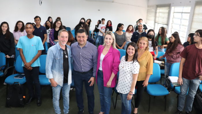 Prefeito e primeira-dama visitam alunos do ‘Prepara Enem’