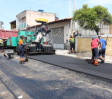 Prefeito vistoria obras de recapeamento no bairro Cidade Edson