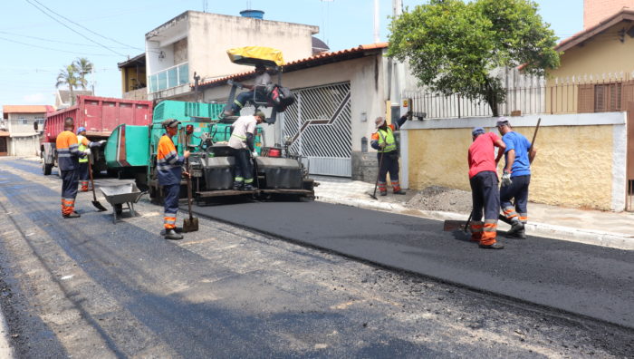 Prefeito vistoria obras de recapeamento no bairro Cidade Edson