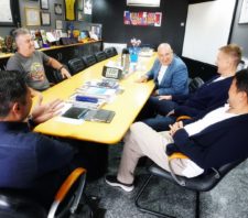 Prefeito recebe ex-jogador russo multicampeão no voleibol suzanense