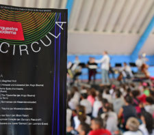 Alunos dos bairros Monte Cristo e Jardim Imperador assistem apresentação de orquestra