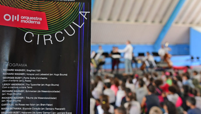 Alunos dos bairros Monte Cristo e Jardim Imperador assistem apresentação de orquestra
