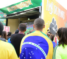 Estreia do Brasil na Copa reúne 2 mil pessoas no Parque Max Feffer