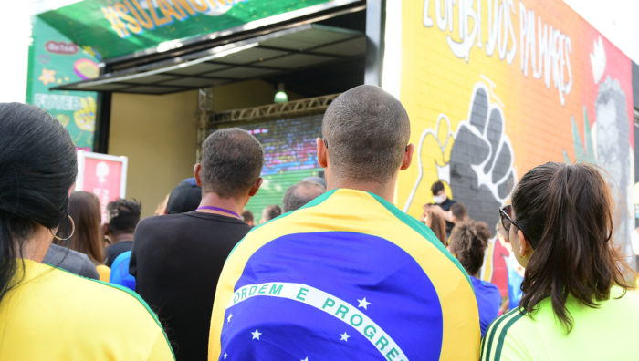 Estreia do Brasil na Copa reúne 2 mil pessoas no Parque Max Feffer