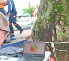 Manutenção e Serviços Urbanos promove diagnóstico por tomógrafo em árvores do centro