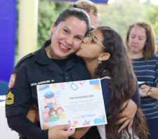 Alunos de escola no Parque Samambaia se formam no projeto ‘Maria Vai à Escola’