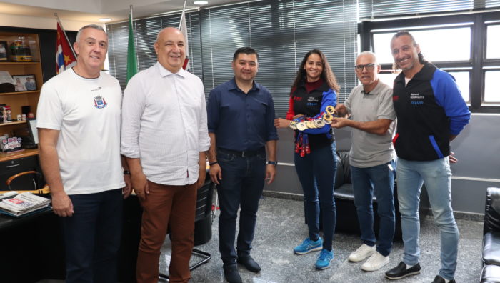 Prefeito recebe atleta medalhista em competições internacionais