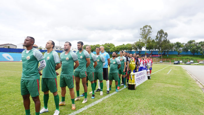 Prefeito acompanha final de torneio master de futebol no Suzanão