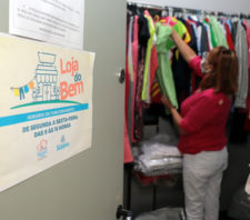 Fundo Social troca peças de roupa da Loja do Bem por panetones e chocotones