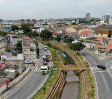 Prefeitura executa serviços para retirada de resíduos do rio Una