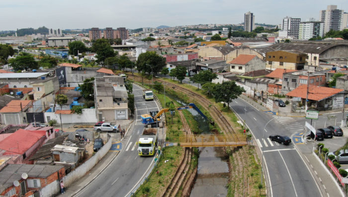 Prefeitura executa serviços para retirada de resíduos do rio Una