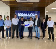 Suzano recebe presentes da cidade de Komatsu