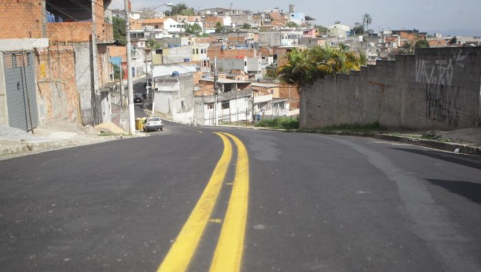 Prefeito vistoria nova sinalização em ruas revitalizadas do Jardim Revista