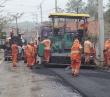 Prefeito vistoria obras em três regiões de Suzano nesta sexta