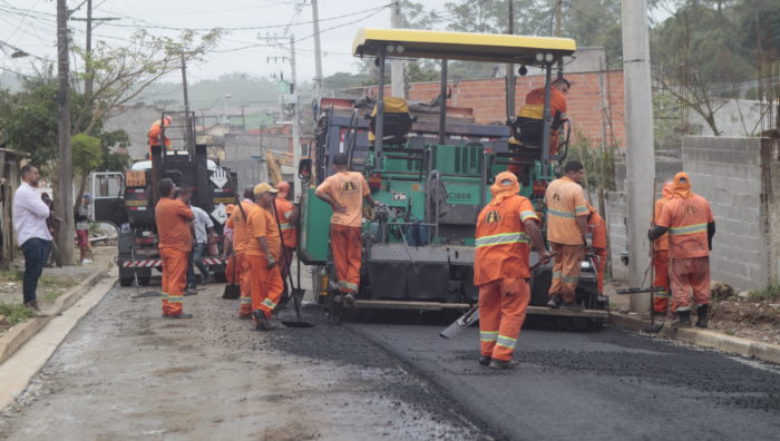 Prefeito vistoria obras em três regiões de Suzano nesta sexta