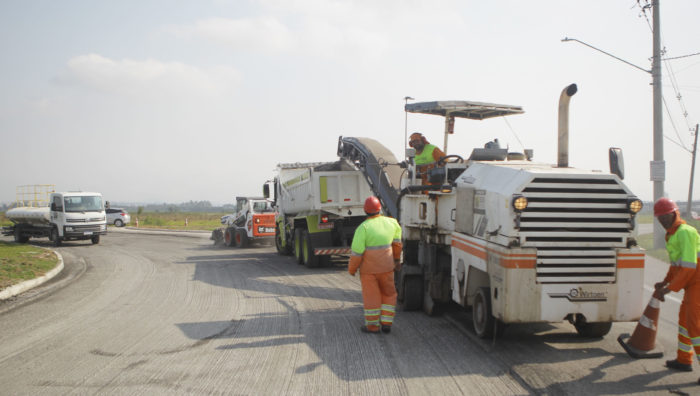 Prefeito acompanha recapeamento da estrada Mário Covas em Suzano