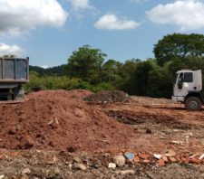 Patrulha Ambiental apreende caminhões utilizados em despejo ilegal de resíduos