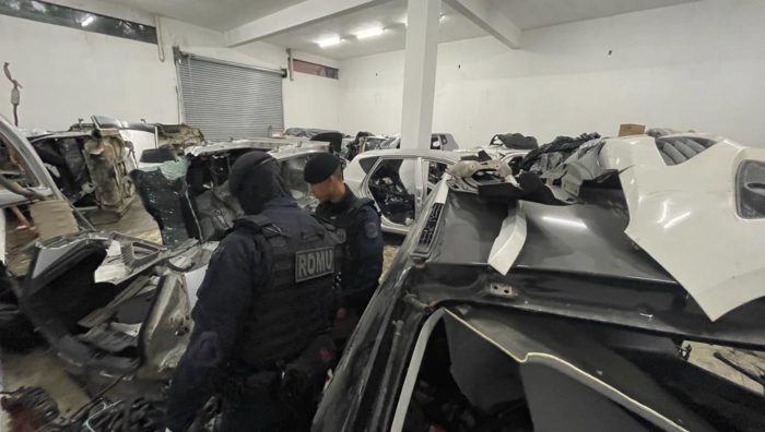 Romu estoura desmanche com 15 veículos roubados e peças irregulares