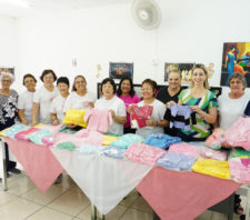 Fundo Social recebe do grupo de Lian Gong doação de kits para gestantes