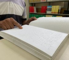 Biblioteca Municipal conta com acervo em braille e equipamentos de leitura para os deficientes visuais