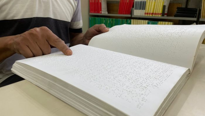 Biblioteca Municipal conta com acervo em braille e equipamentos de leitura para os deficientes visuais