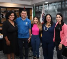 Prefeito recebe visita de aluna que fará intercâmbio na Inglaterra