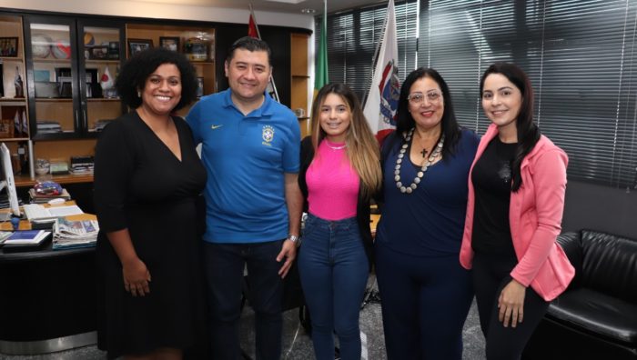 Prefeito recebe visita de aluna que fará intercâmbio na Inglaterra