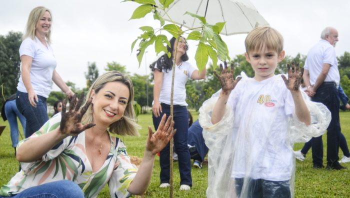 Viveiro Municipal recebe doação de 40 mudas de ipês